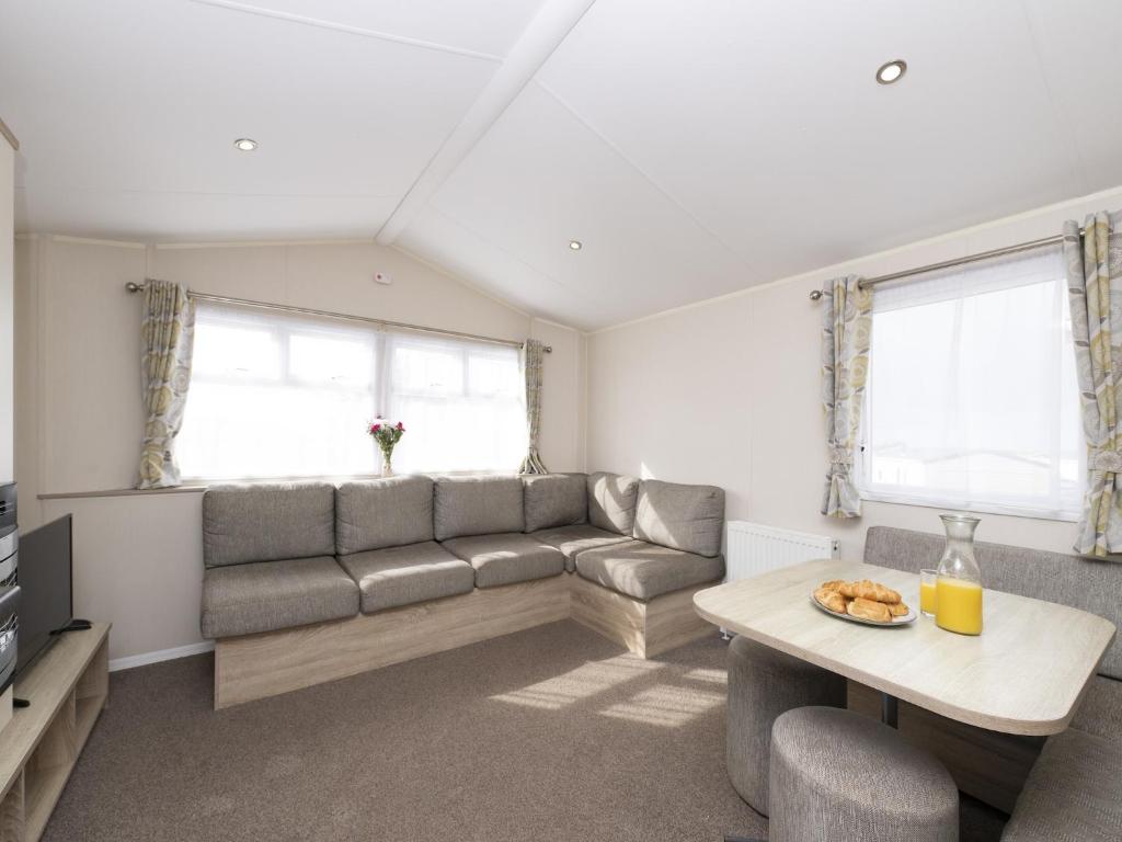 Sunset Caravan by Belvilla, Looe