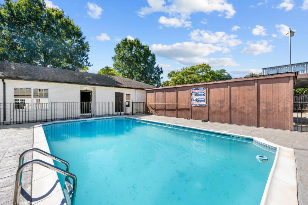 Modern Studio Retreat with King Bed, Full Kitchen & Free Park, Houston