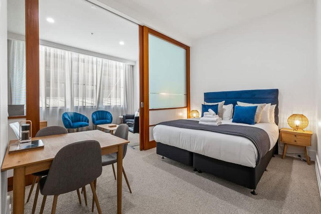 Central 1BR w Pool,Gym and Tennis Court Zodiak Stays, Окленд