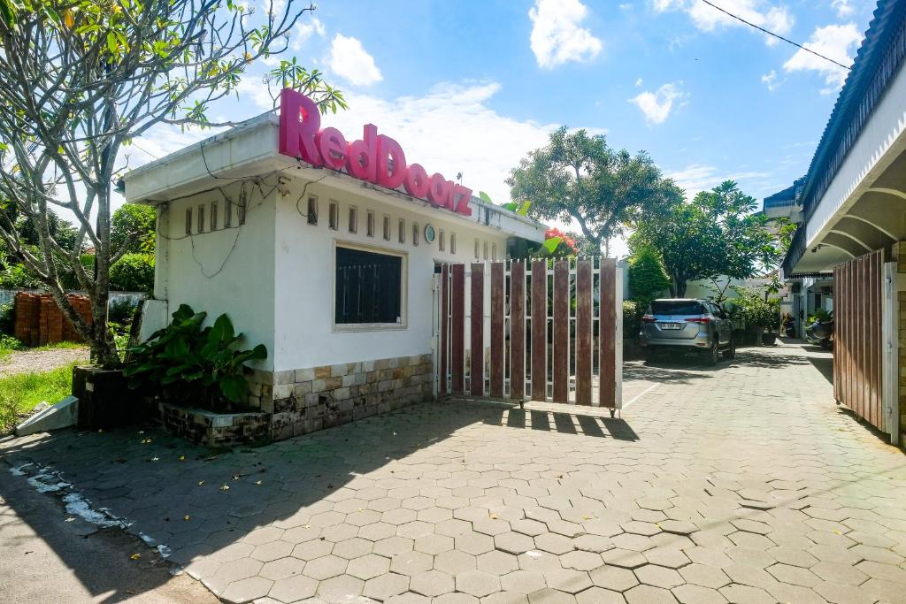 RedDoorz Plus near Adisucipto Airport 2