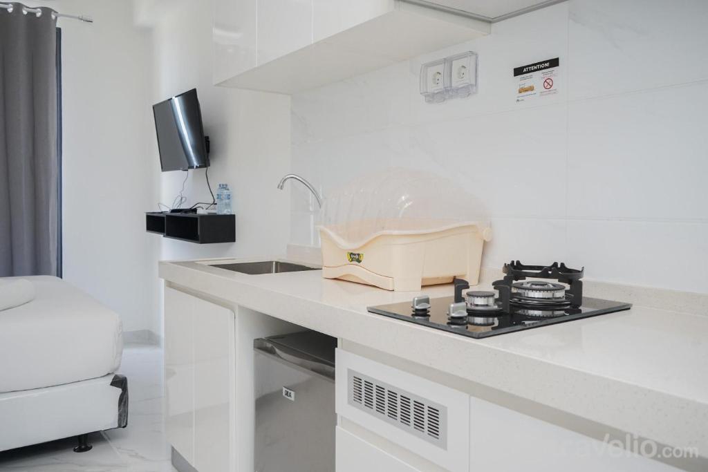 Homey and Minimalist Studio at Sky House BSD Apartment By Travelio, Tangerang