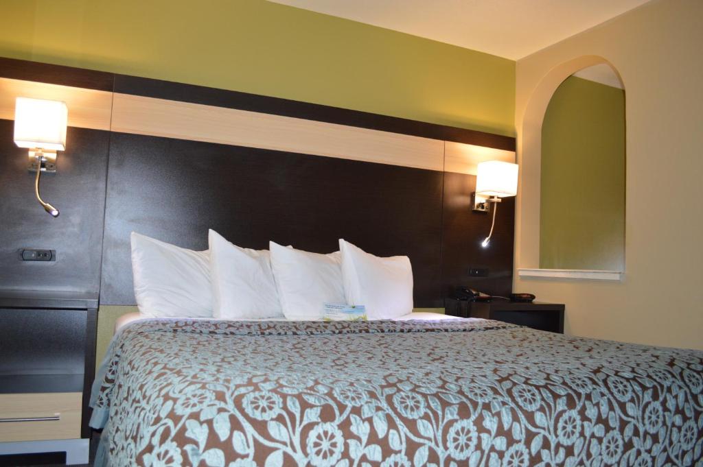 Days Inn by Wyndham Carlsbad photo