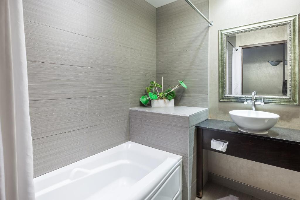 Ambassadeur Hotel Et Suites Photo 22