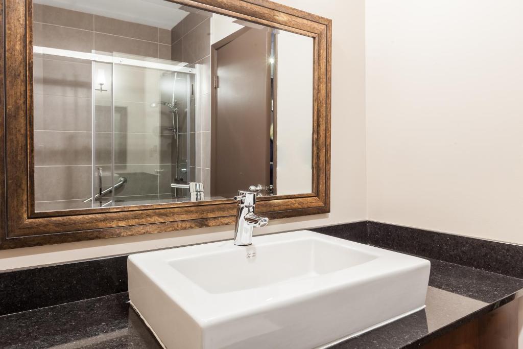 Ambassadeur Hotel Et Suites Photo 24