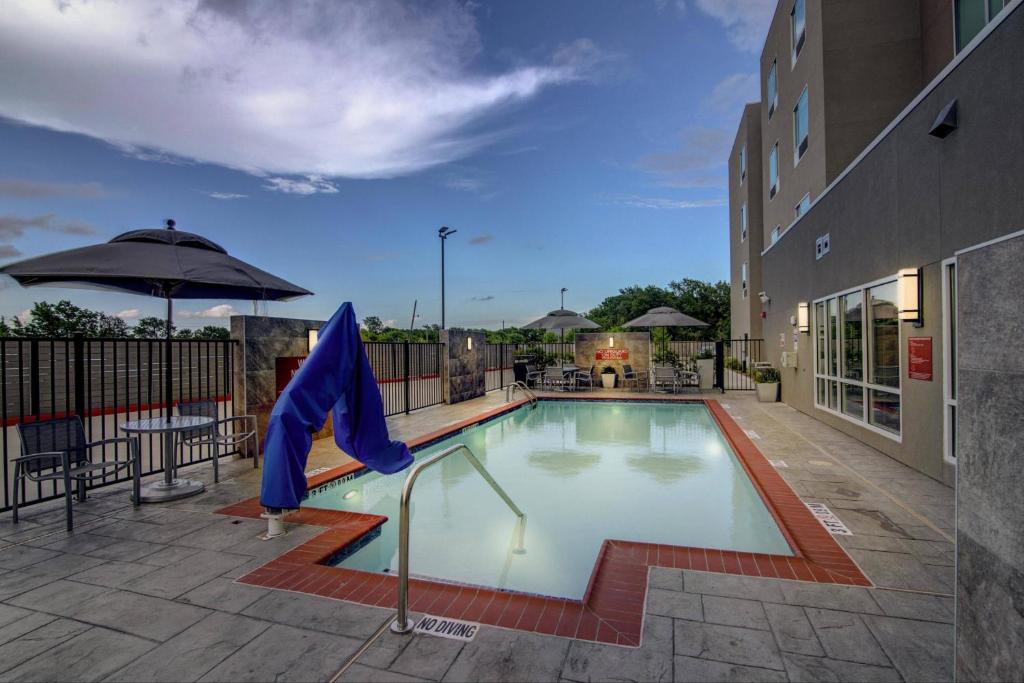 Swimming pool, TownePlace Suites by Marriott Houston Hobby Airport in Houston (TX)