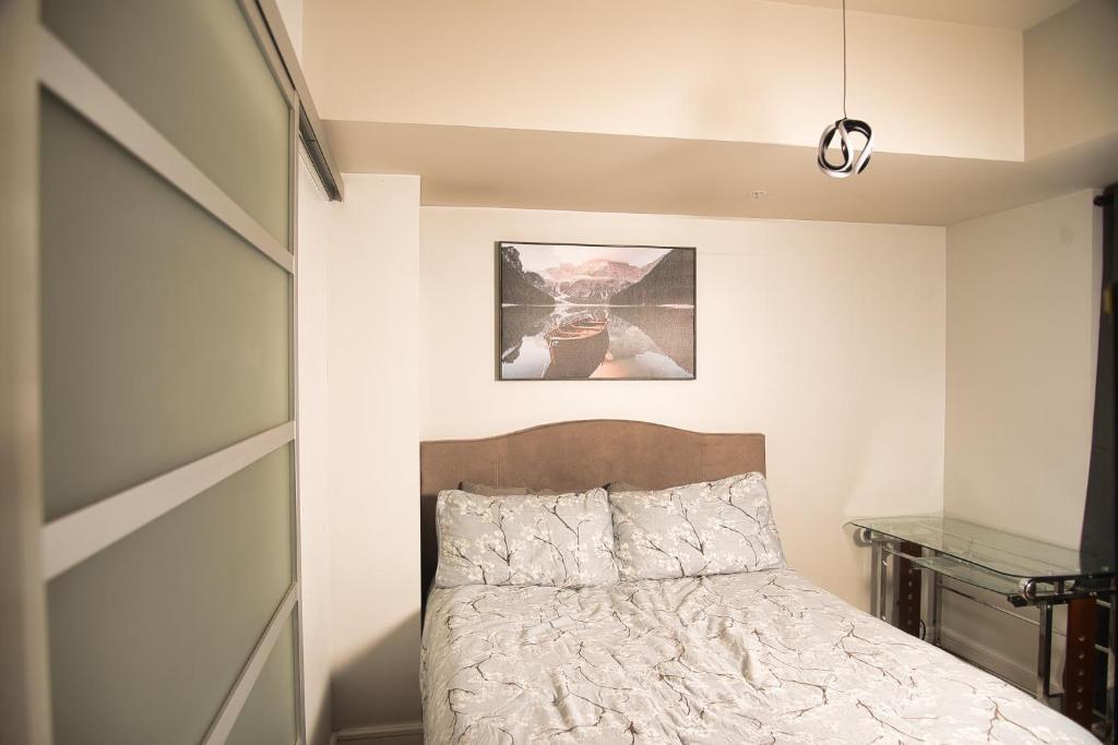 Minimum one month - Room with Ensuite Bathroom in fairly new 2 rooms, 2 bathrooms condo, Ottawa