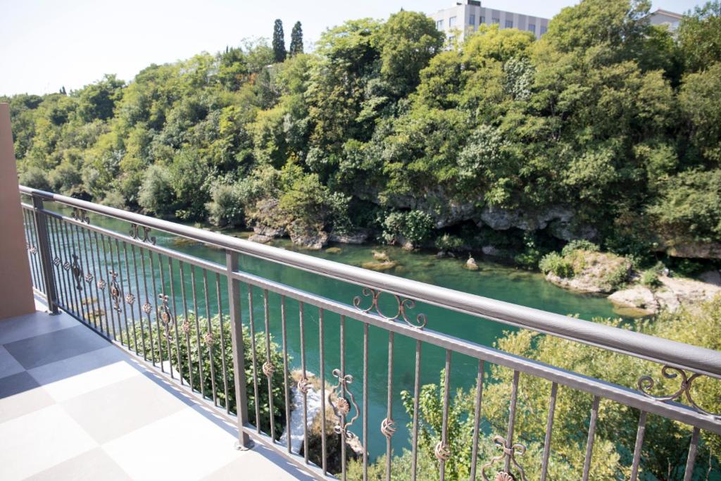Kovac Riverfront Apartments - 4