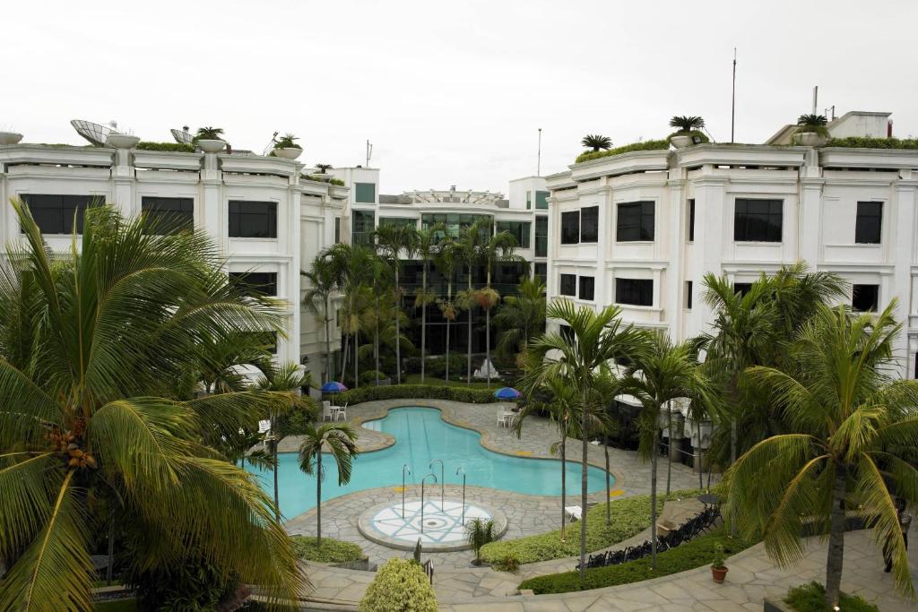 Swimming pool, Le Royal Méridien Chennai in Chennai