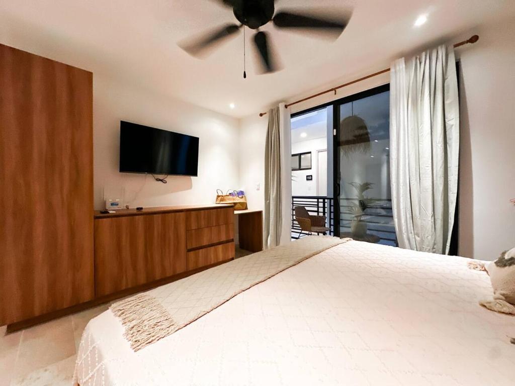 King Studio with Rooftop Pool and Gym - 3