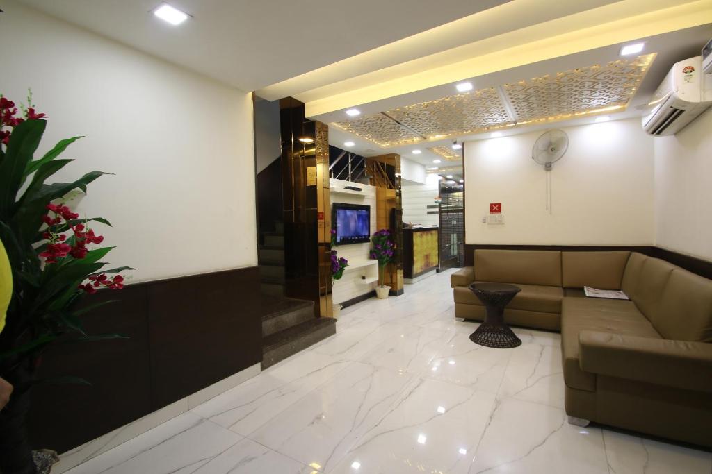 Hotel Hill Palace photo
