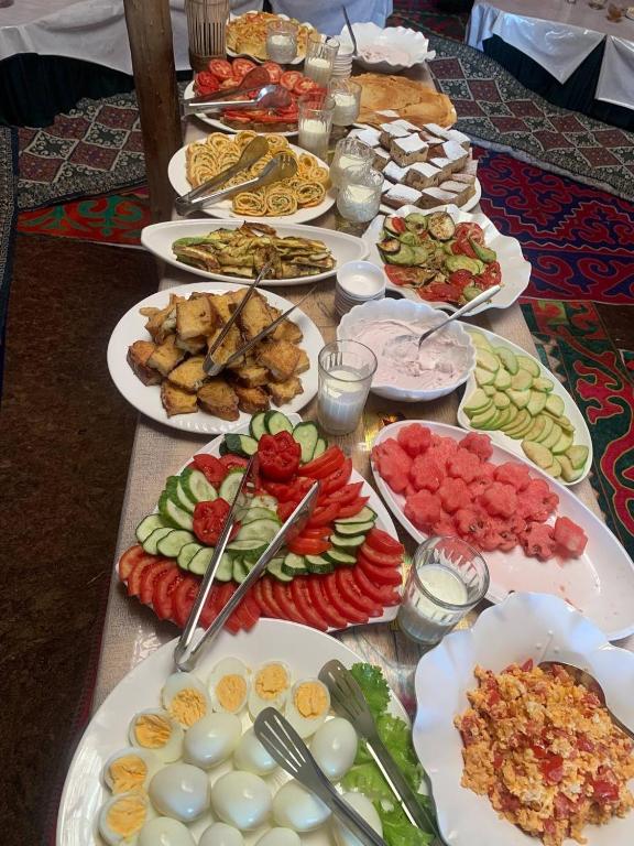 토소르 호숫가의 평화로운 전경