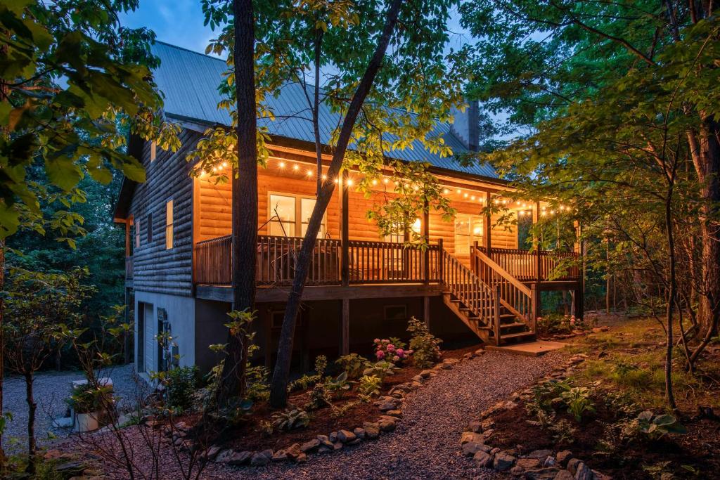 Moonlight Mountain Escape - Hot Tub and Pet Friendly, Black Mountain