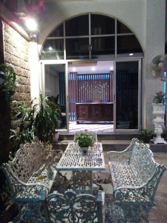 The Grand Palace Hostel