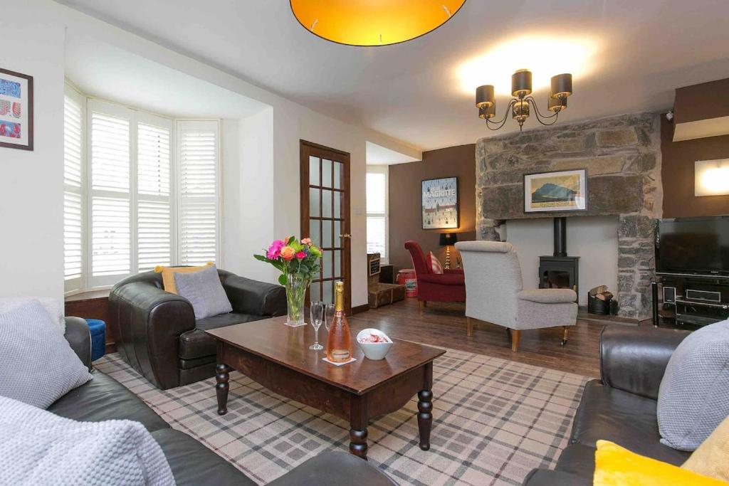 Awelon Holiday Cottage sleeps 10, Hot Tub, Log Burner, North Wales, Porthmadog, Porthmadog