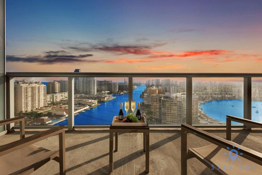 Stylish Apartment Pool & Balcony, Hallandale Beach