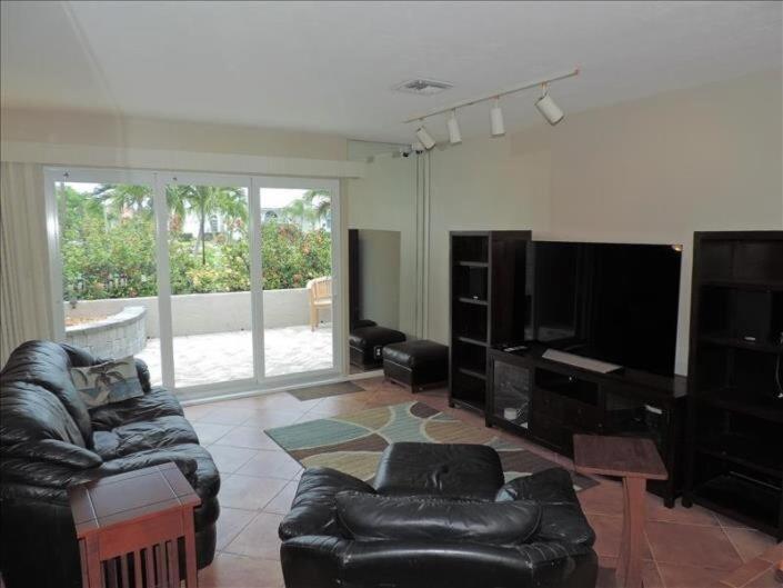 Big pool, 10 minute walk to beach, luxurious bath, Marco Island