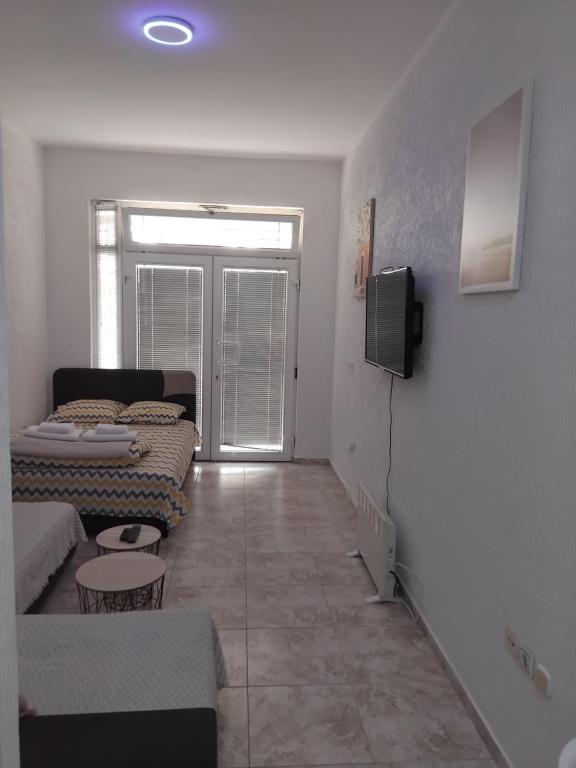 AK apartman, Sutomore