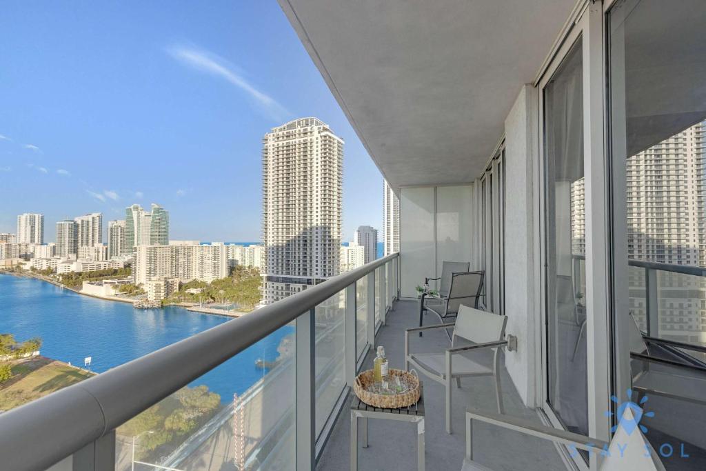 Modern 1BR with Pool & Balcony, Hallandale Beach