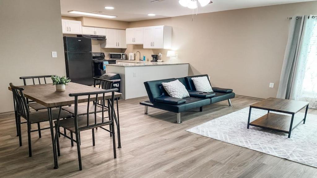 Charming 1BR Getaway - Private, Pet Friendly, TV, Texas City