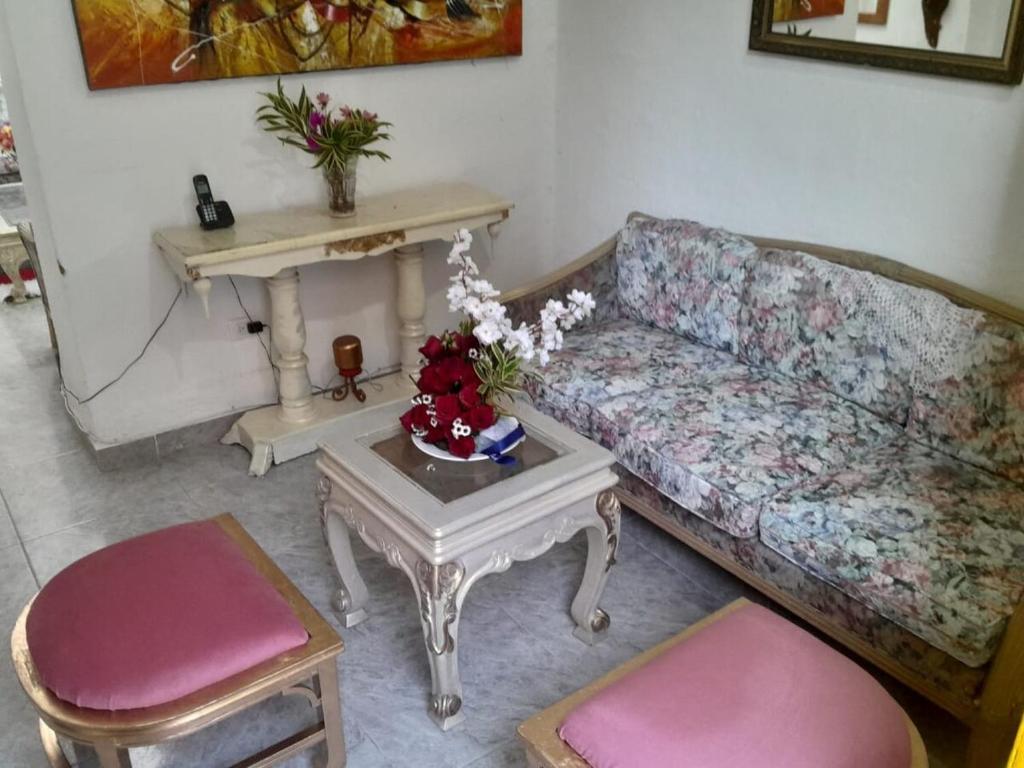 Casa cerca a la placita de flores, el tranvia el metro, rodeada de restaurantes y comercio rentalsOP AN06, Medellín