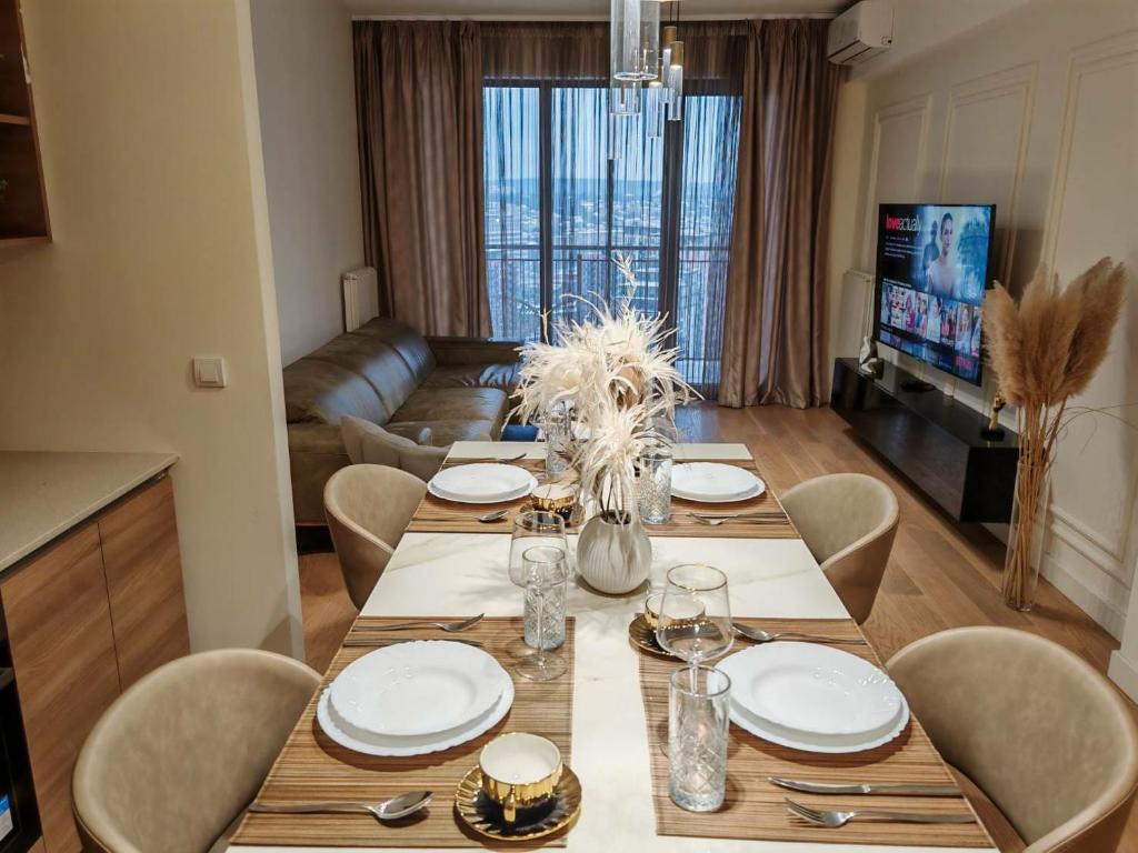 BW SkyVerde on 21st - River & Tower View - 1