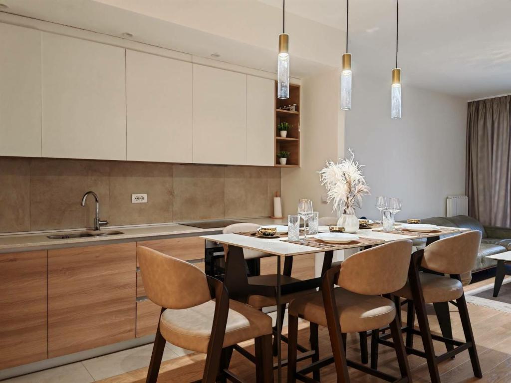 BW SkyVerde on 21st - River & Tower View - 4