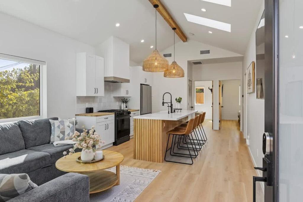 The Oaks, Stylish Luxury Stay, Fire Pit & Patio, Thousand Oaks