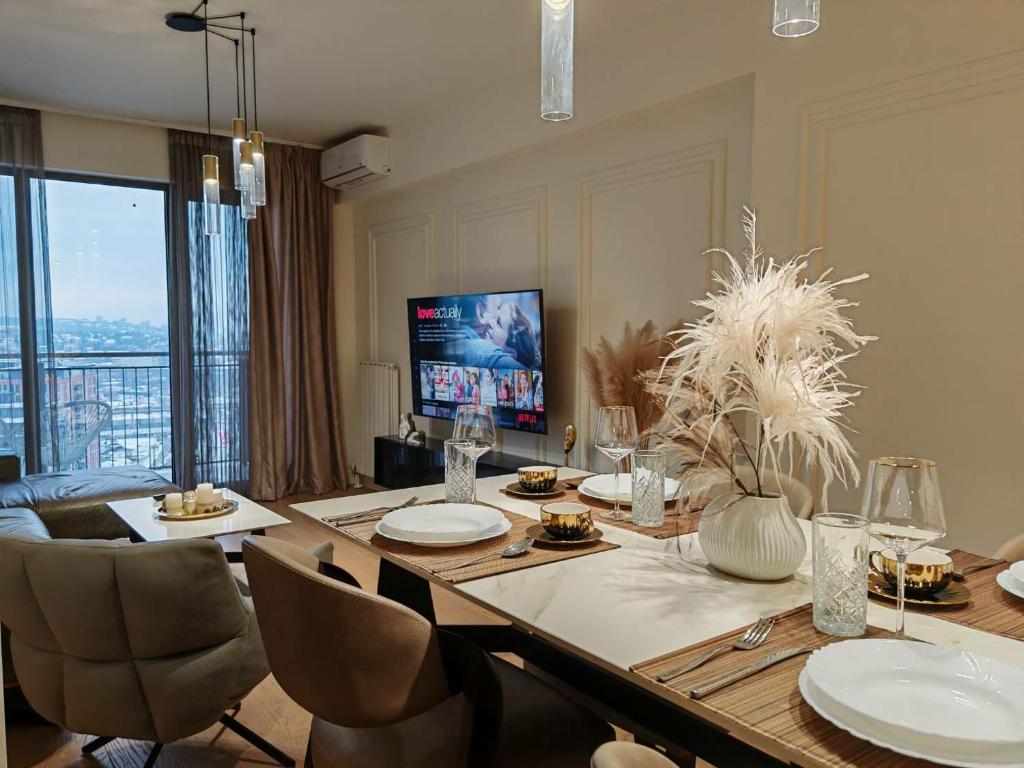 BW SkyVerde on 21st - River & Tower View - 5