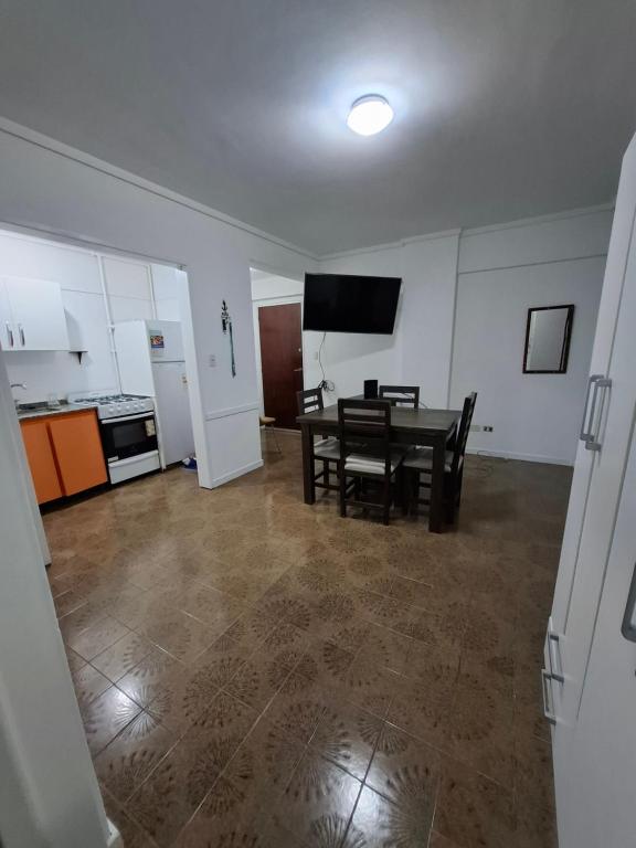 Departamento de 2 ambientes con patio y cochera privada dentro del edificio, a 2 cuadras del mar - 3