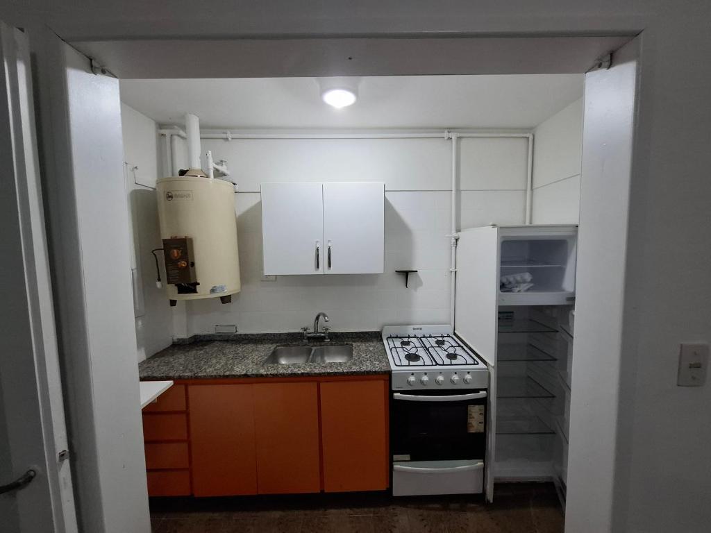 Departamento de 2 ambientes con patio y cochera privada dentro del edificio, a 2 cuadras del mar - 4