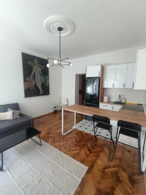 Duke's Downtown # 2 - 1