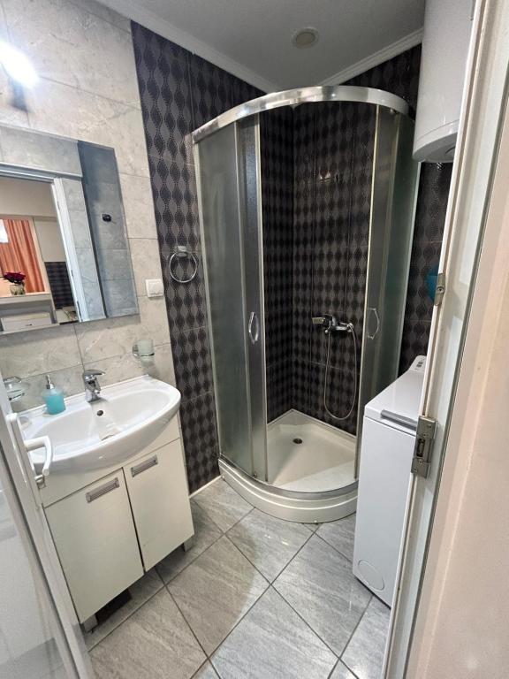 Simply white in city - 3