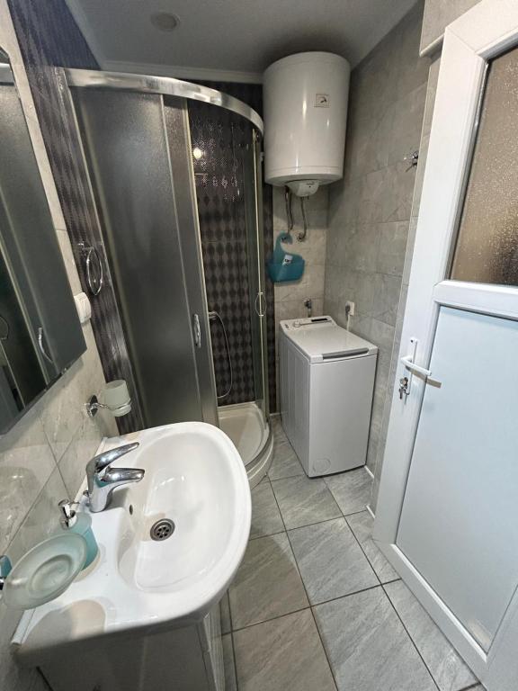 Simply white in city - 5