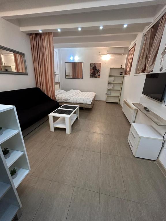 Simply white in city - 1