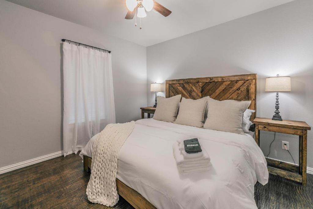 Walk to everything! Sleeps 8!, Fort Worth
