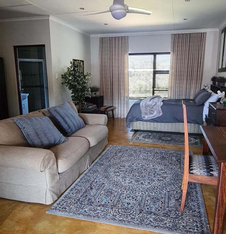 Upstairs R-1 Self-Catering Unit, White River