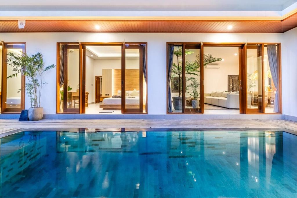 5BR Pool the R Villa Merapi - Near Beach&Cafés, Canggu