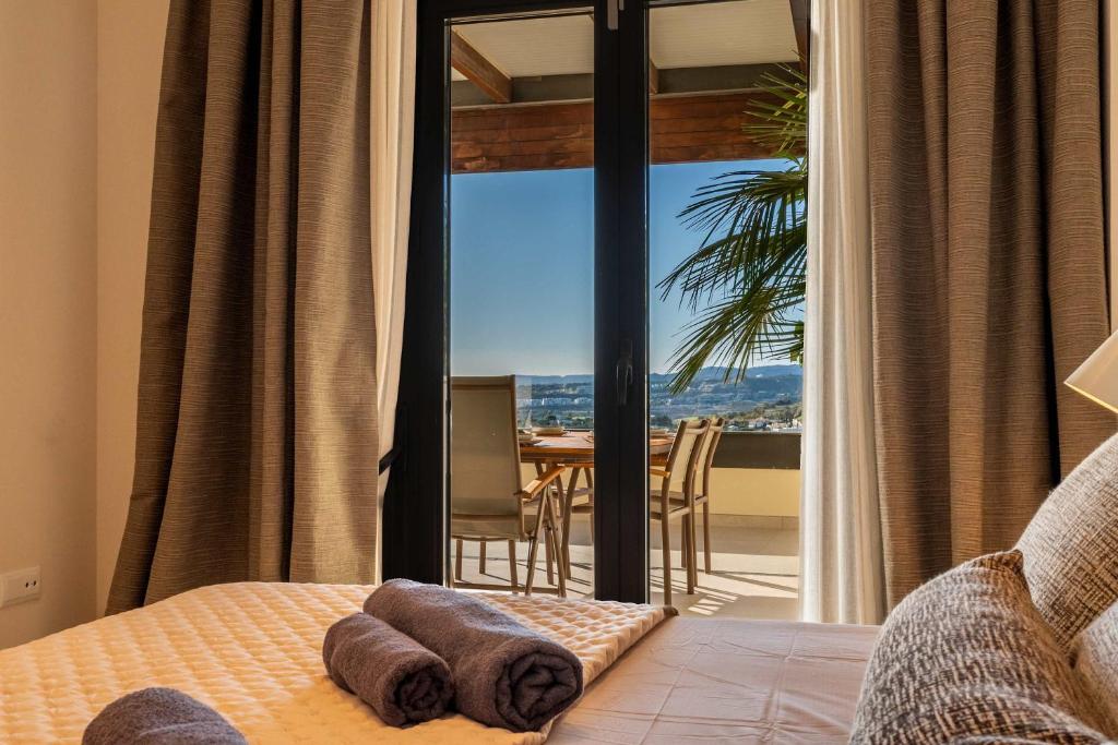 Luxury Escape - Los Flamingos Golf Retreat - 4