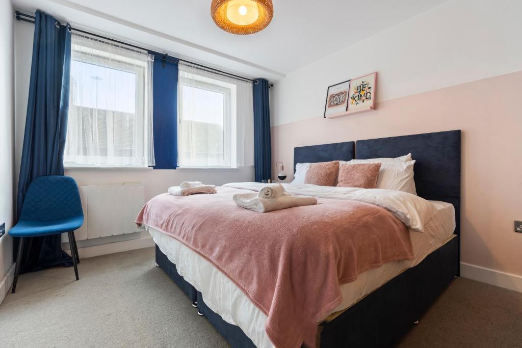OPK STAYS - Stylish City Centre 1 bed Apartment, Near train station, FREE parking Netflix, SLEEPS 4, Coventry