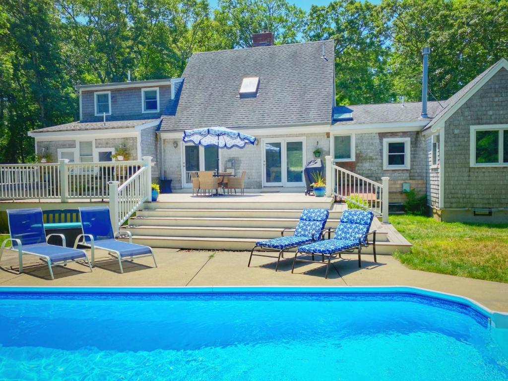 Barnstable Breeze with Seasonal Pool and Hotub, Barnstable