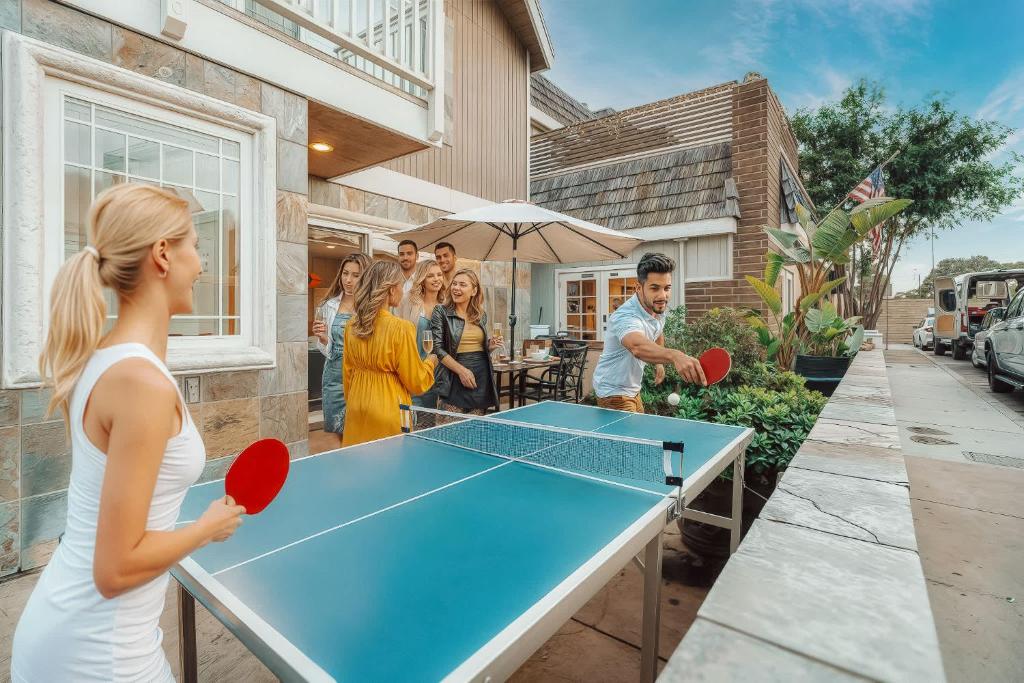 AWESOME 3BR 1 Block To Ocean Fast WIFI C1, Newport Beach