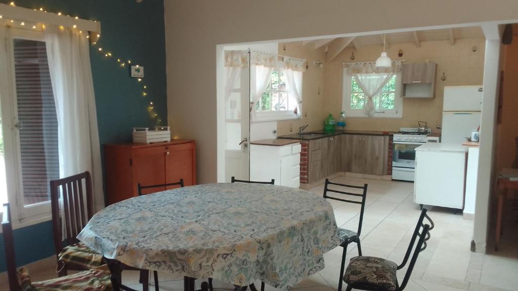 Chalet para 8 o 9 personas, pegado al Bosque Peralta Ramos y a 10 cuadras de las mejores playas del sur de Mar del Plata - 2