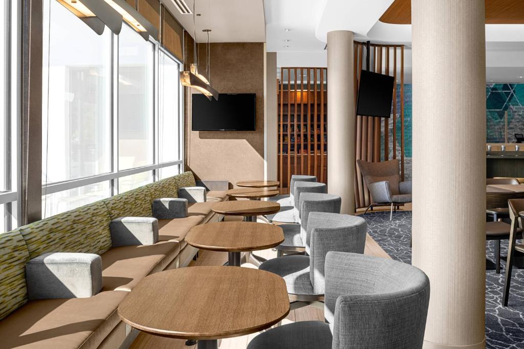 SpringHill Suites 로비