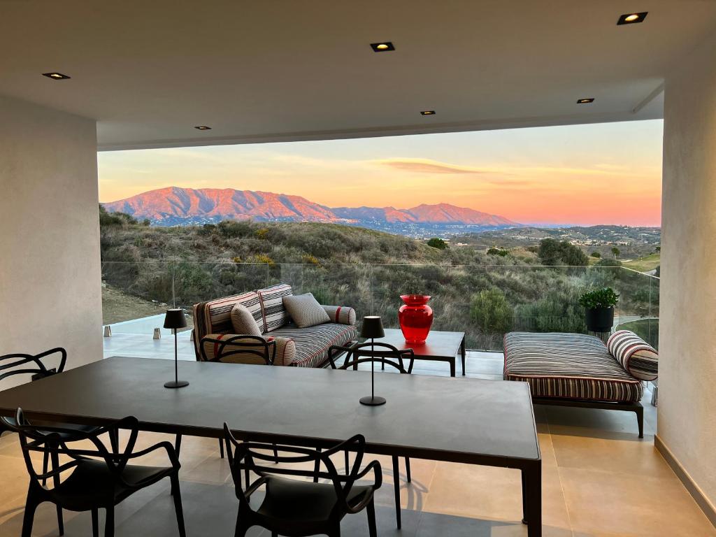 Perniznest - Luxury villa front of Calanova golf with sea view, Sitio de Calahonda