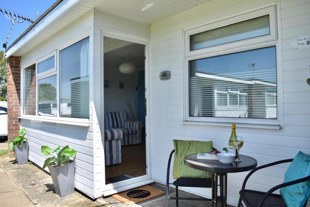 46 Hectors, Sunbeach, Scratby - Two bed chalet, sleeps 4, pet friendly, free Wi-Fi, free entry to onsite clubhouse and bed linen and towels included, Great Yarmouth