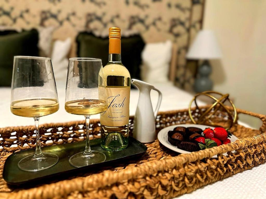 Walk to GWCC, Mercedes-Benz, Atlanta