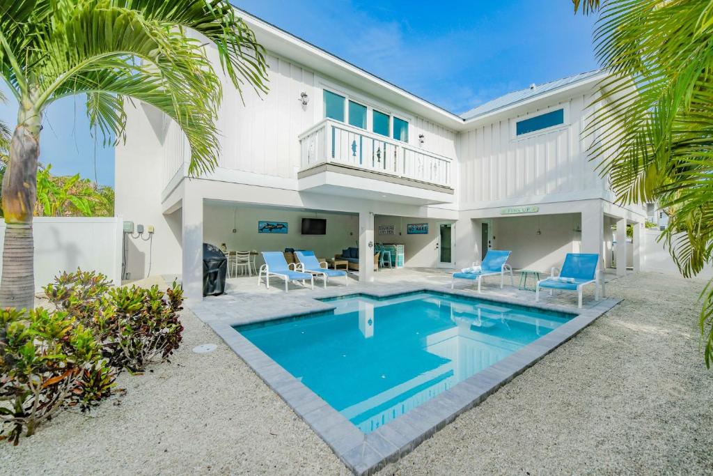 Fins Up - New Home wPrivate Heated Pool 4 Min Walk to Beach wBeach Gear, Holmes Beach