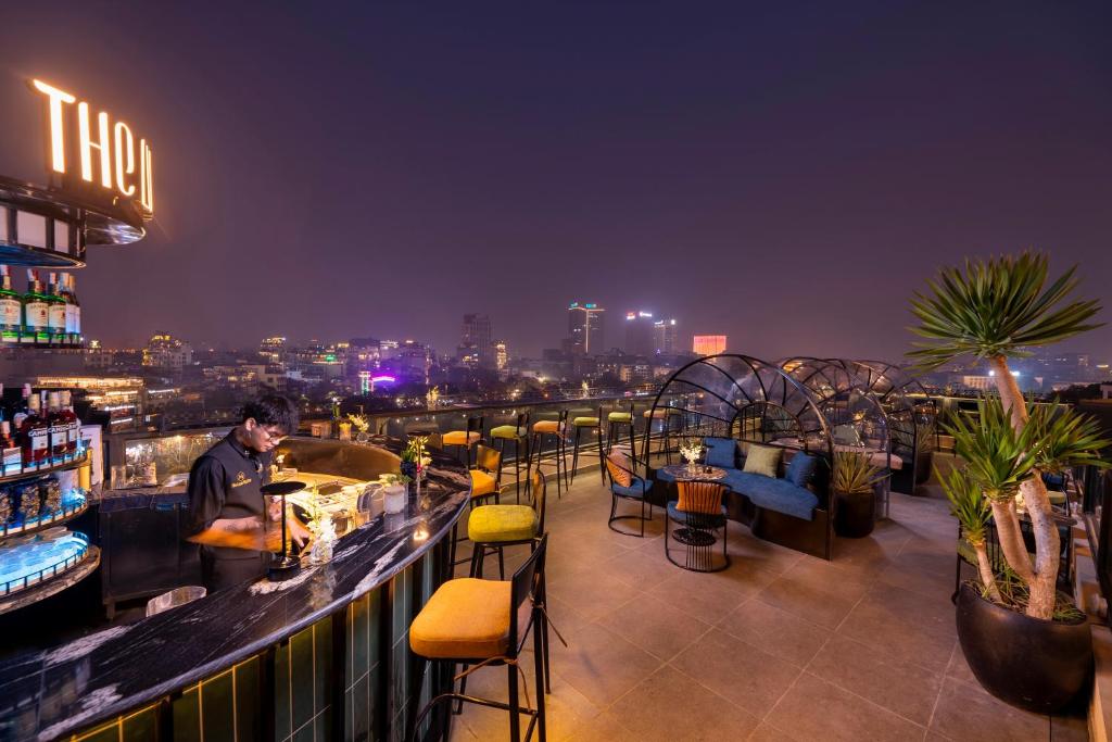 Le Premier Hotel & Rooftop Bar