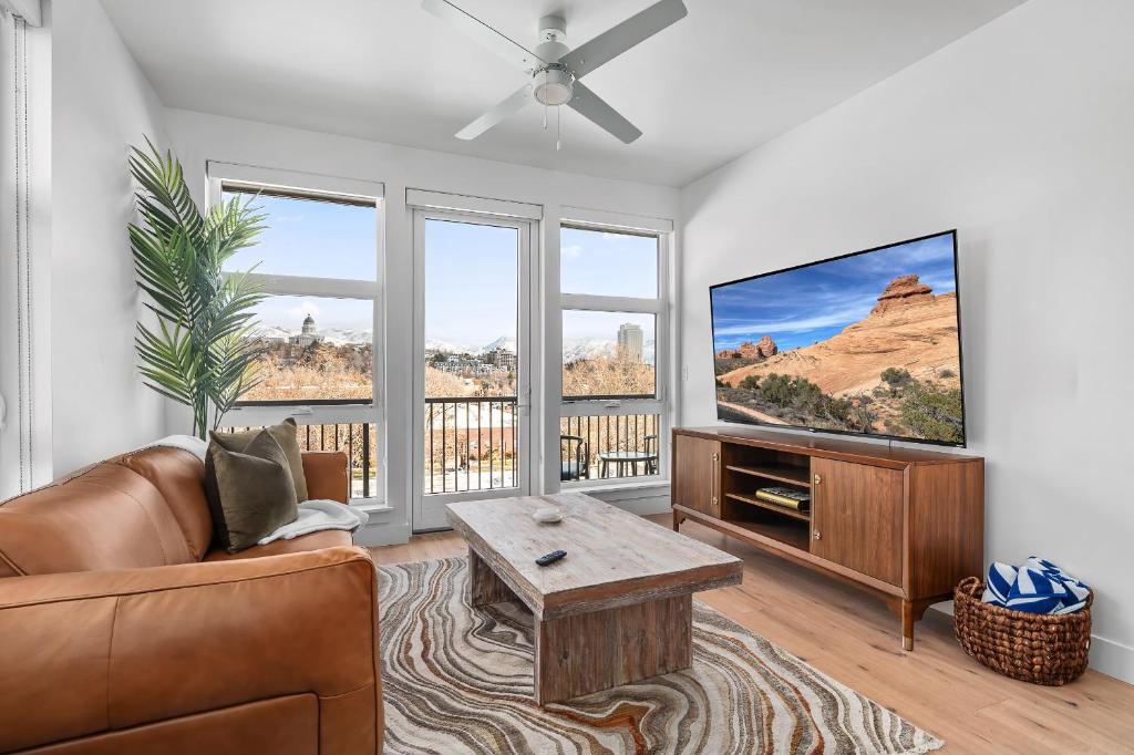 Top floor - VIEWS and Best Amenities, Salt Lake City