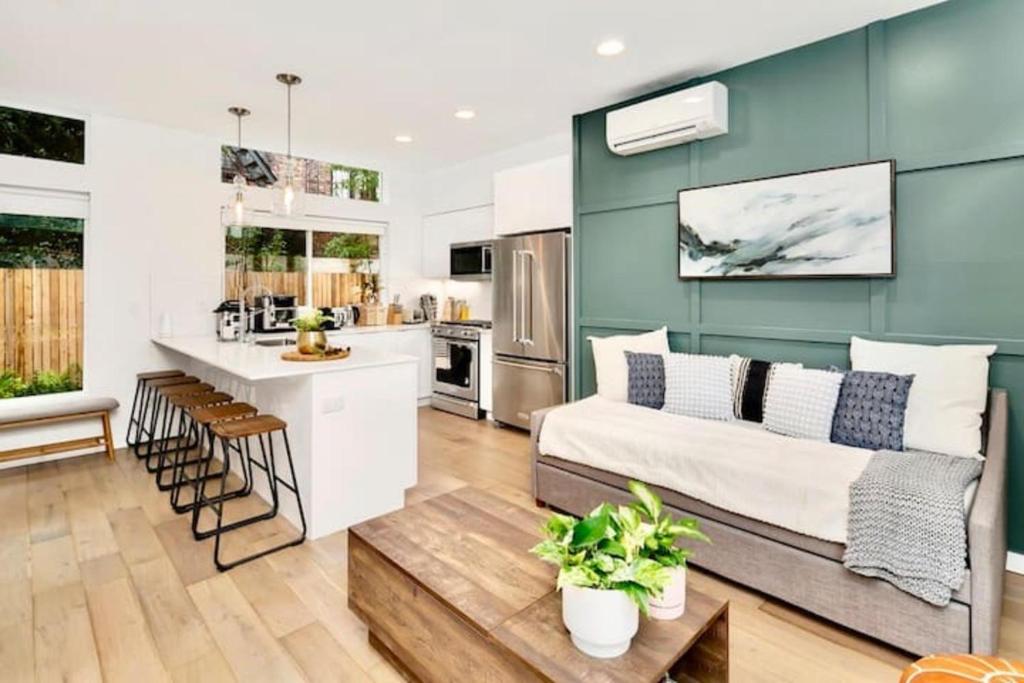 Perch - Capitol Luxe Eight, Seattle